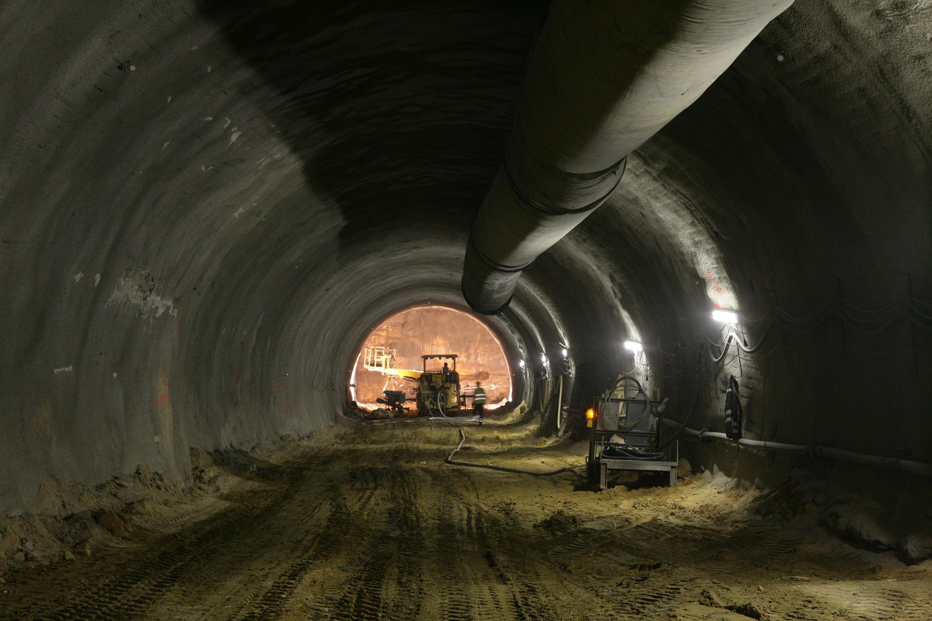 Ražený tunel metra s razicí technikou v čele