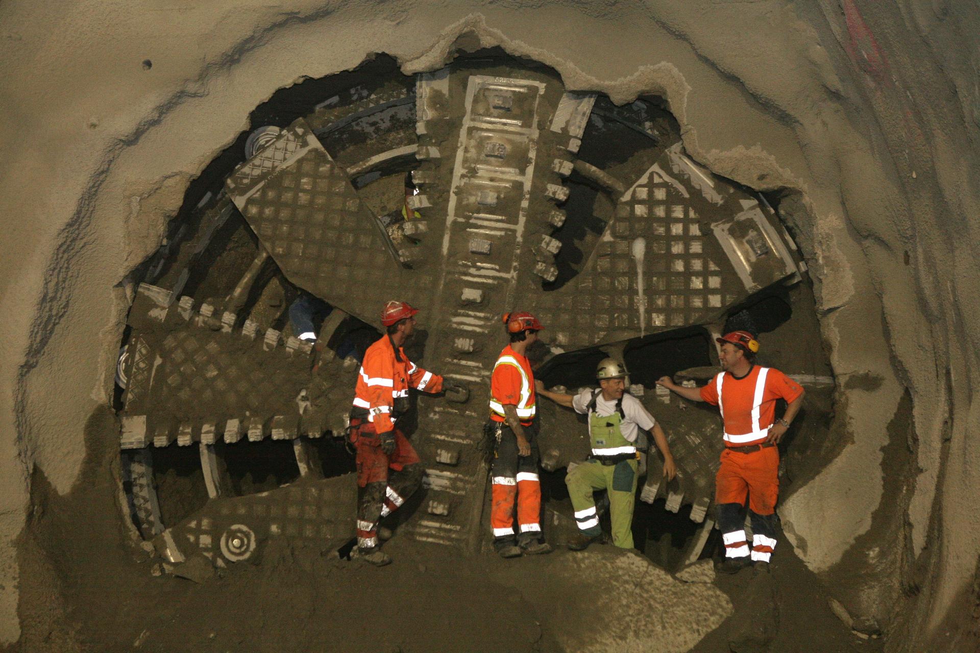 Razicí hlava TBM a tunelári v tunelu
