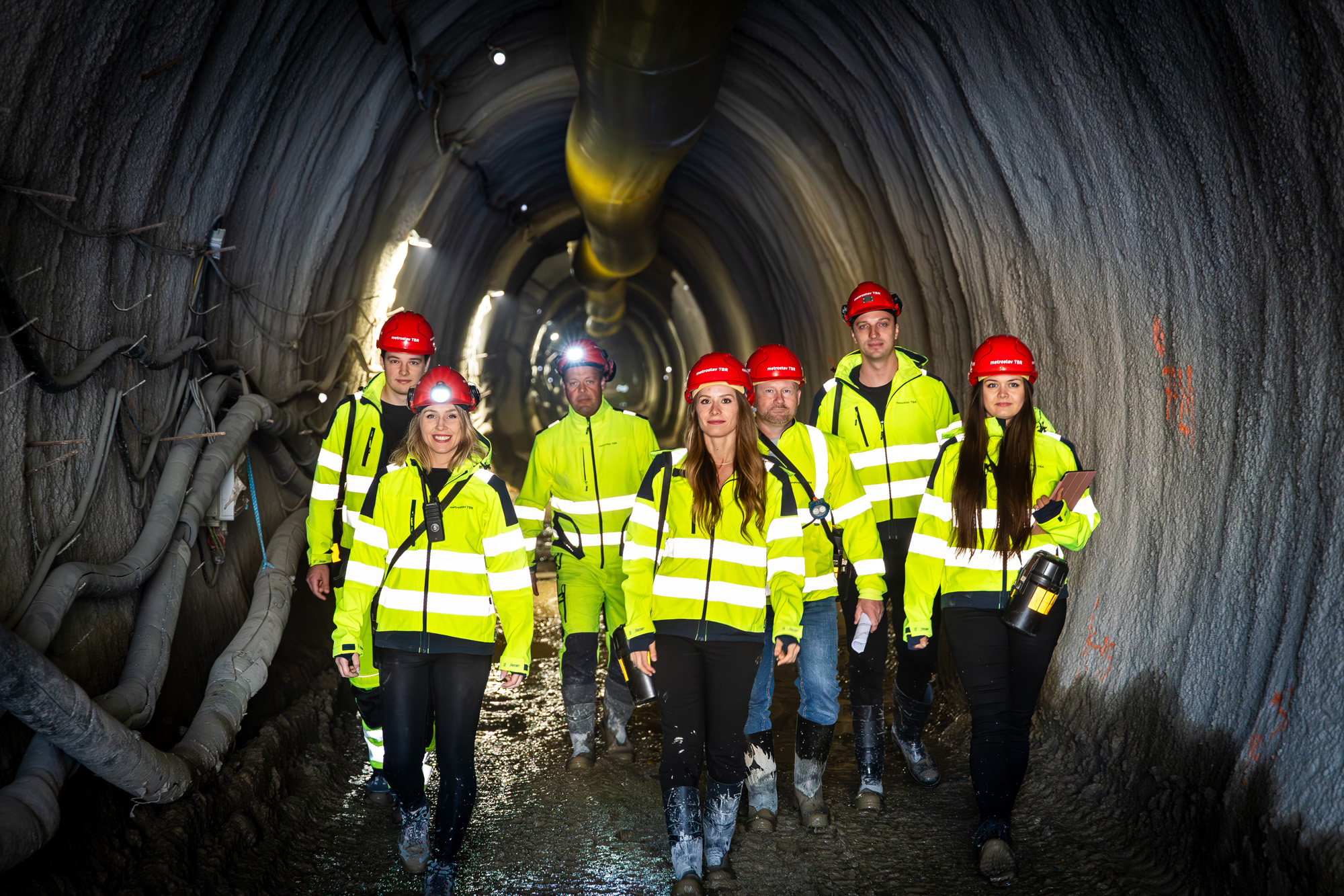 Tým Metrostavu v raženém tunelu