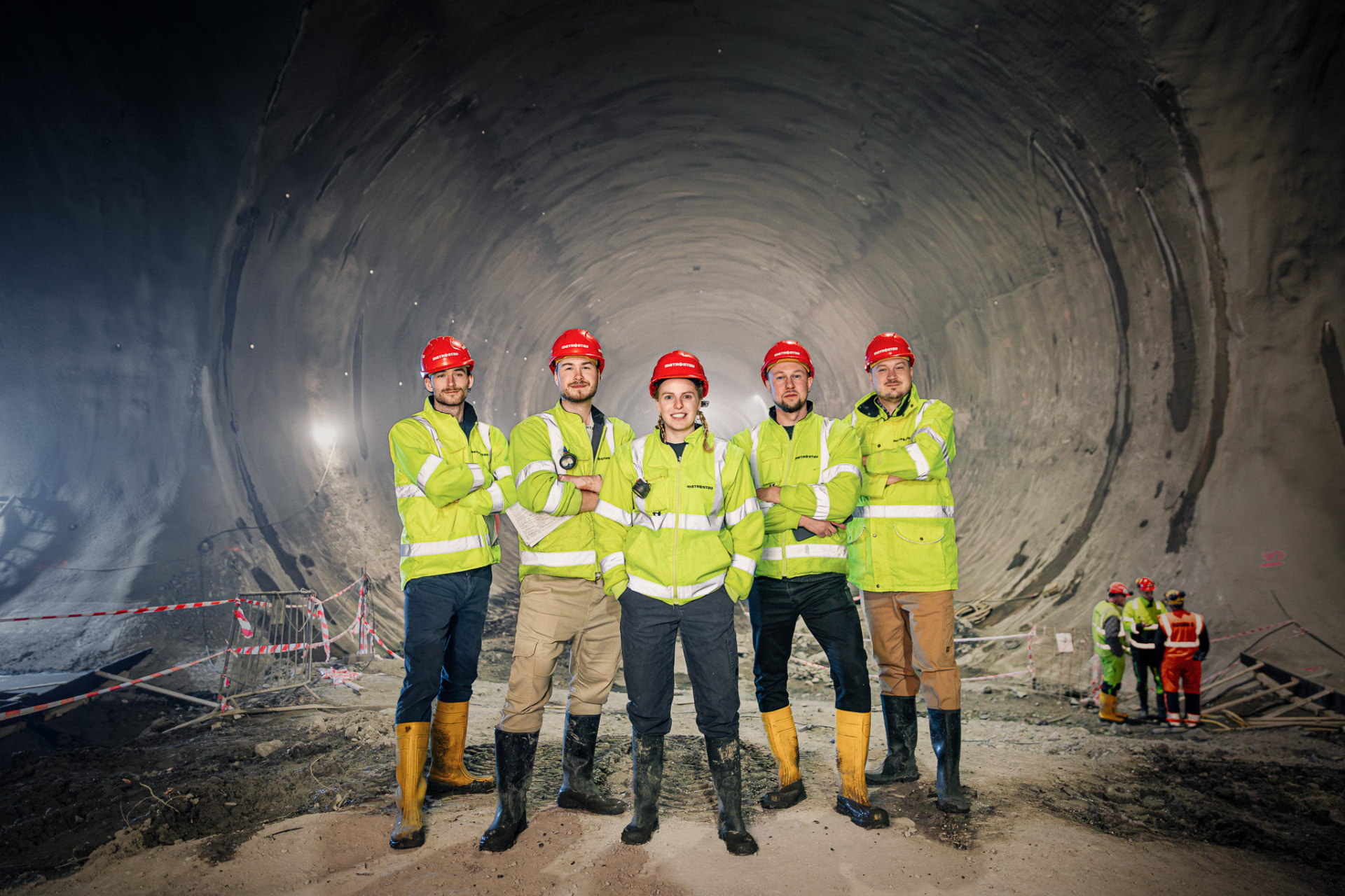 Tým Metrostavu v raženém tunelu Metra D