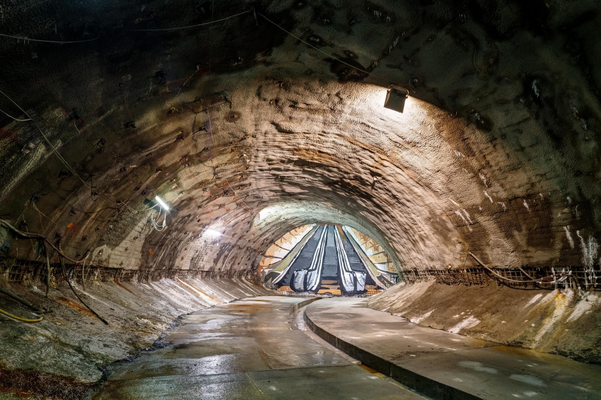 Ražený stanicní tunel metra s eskalátorovým tunelem