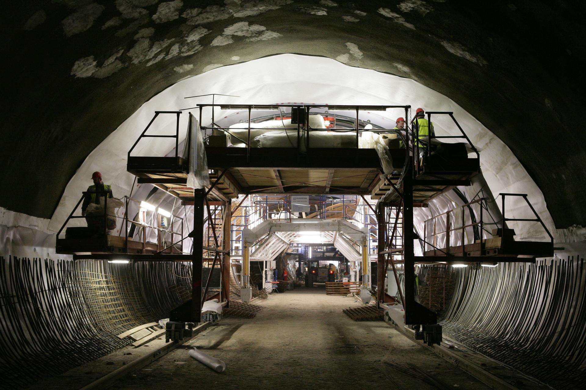 Betonáž ostění tunelu metra